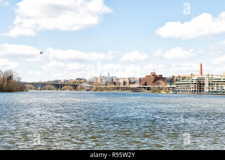 Cityscape, vista dello skyline di fiume Potomac, Georgetown waterfront park a Washington DC, Distretto di Columbia, acqua onde, elicottero volando su soleggiate Foto Stock