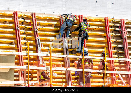 Washington DC, Stati Uniti d'America - Aprile 5, 2018: costruzione sito di Kennedy Center performing arts center, il Distretto di Columbia dal greco Rock Potomac parkway roa Foto Stock
