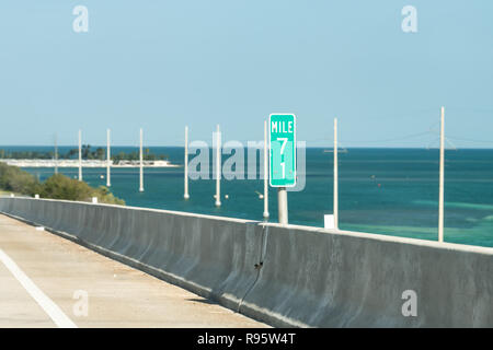 Bahia Honda Key, Stati Uniti d'America mile marker 71, marchio, segno verde a Overseas Highway Road, blocchi, oceano mare sul passaggio ponte in Florida Foto Stock