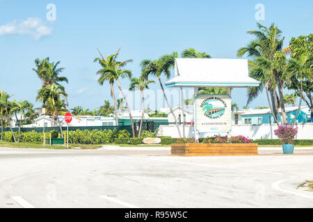 Chiave lunga, Stati Uniti d'America - 1 Maggio 2018: Outdoor resorts complesso condominiale segno nella contea di Monroe di Florida keys con molti spiaggia case vacanza, case, palm tr Foto Stock