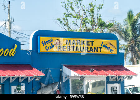 Maratona, Stati Uniti d'America - 1 Maggio 2018: re del mercato di frutti di mare e ristorante, cafe sign in Florida key, blu store, negozio sulla strada di Overseas Highway Road, US 1 Foto Stock