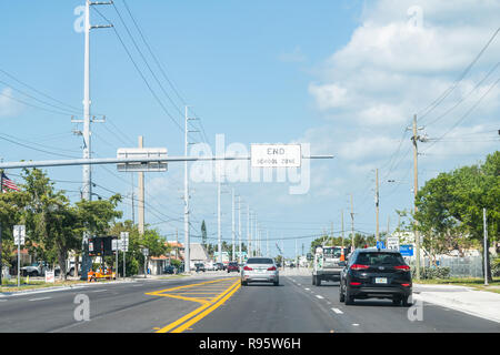 Maratona, Stati Uniti d'America - 1 Maggio 2018: Overseas Highway Road, street, US1 rotta con vetture, traffico, Fine zona scuola sign in Florida Keys, Key Foto Stock