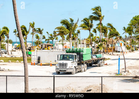 Bahia Honda Key, Stati Uniti d'America - 1 Maggio 2018: vista sul parco dello stato in Florida dopo la chiave, in conseguenze dell'uragano Irma, palme, chiusa per riparazioni, constructi Foto Stock