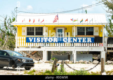 Big Pine Key, Stati Uniti d'America - 1 Maggio 2018: Cervo habitat Visitor Center in Florida keys, vecchio edificio, rotte le vetture di Overseas Highway, strada, US1 ROTTA Foto Stock