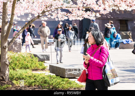 Washington DC, Stati Uniti d'America - Aprile 5, 2018: Ritratto di asiatici, donna giapponese, turistico, la gente a piedi di Franklin Delano Roosevelt FDR Memorial, cherry bloss Foto Stock