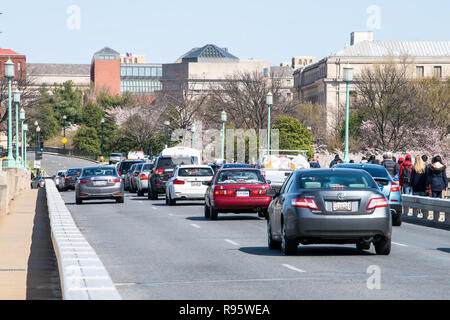 Washington DC, Stati Uniti d'America - Aprile 5, 2018: persone, i turisti a piedi su strada mediante Kutz bridge National Mall, auto il traffico durante la fioritura dei ciliegi, fioriture, sakur Foto Stock