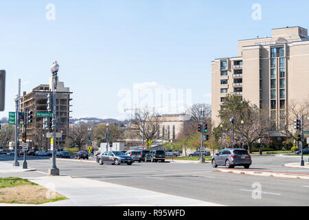 Washington DC, Stati Uniti d'America - Aprile 5, 2018: New Hampshire Avenue nella città capitale vicino a Kennedy Performing Arts Center, Street, strada marciapiede in primavera, ciliegia Foto Stock