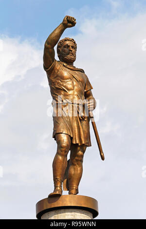 SKOPJE, MACEDONIA - 17 settembre: guerriero con elementi di accompagnamento a Skopje il 17 settembre 2012. 29 metri di altezza Philip II Macedon scultura in Sk Foto Stock