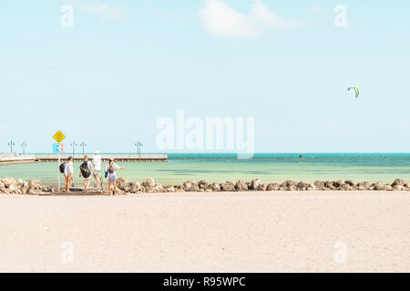 Key West, Stati Uniti d'America - 1 Maggio 2018: giovani, turisti camminando sul molo, Higgs pier in Florida all oceano mare, vicino a Spiaggia Costa, Costa verde poco profondo Foto Stock