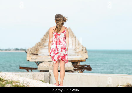 Giovane donna in piedi di fronte a vecchi Seven Mile Bridge, Cavalieri Key-Pigeon Key-Moser Channel-Pacet canale, turisti in vacanza, orizzonte seascape in B Foto Stock