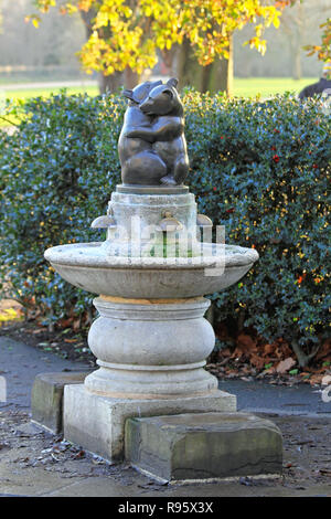 LONDON, Regno Unito - 25 dicembre: Due orsacchiotti fontana a Londra il 25 dicembre 2010. Scultura di due abbracciando porta fontana in Hyde Park in Londo Foto Stock