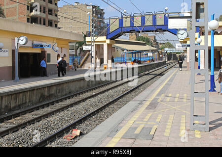 Il Cairo, Egitto - 01 Marzo: piattaforma della metropolitana del Cairo su 01 marzo, 2010. La metropolitana di superficie di piattaforma di trasporto rapido del Cairo in Egitto. Foto Stock