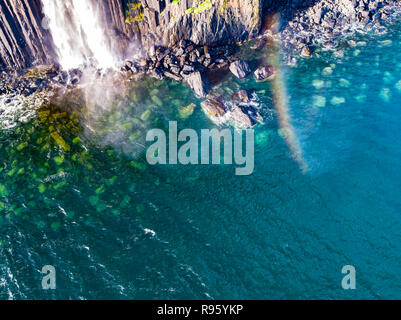 Vista aerea della spettacolare costa a falesie da Staffin con il famoso Kilt Rock waterfall - Isola di Skye - Scozia. Foto Stock