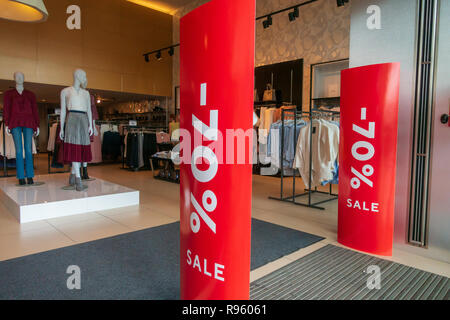 70 off vendita banner in negozio di abbigliamento Foto Stock