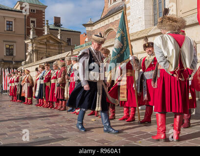 Lucidare il giorno di indipendenza dignitario parata militare e impostazione di Wawel Castel Foto Stock