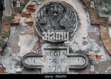 La scultura di un Leone figura di angelo sulla chiesa parete sopra l'ingresso chiesa di Kotor, Montenegro Foto Stock