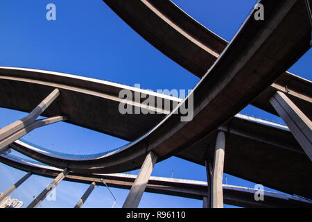 Lo sfondo del trasporto di complessità Expressway bridge Foto Stock