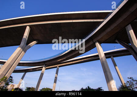 Lo sfondo del trasporto di complessità Expressway bridge Foto Stock