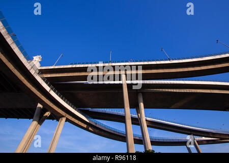 Lo sfondo del trasporto di complessità Expressway bridge Foto Stock