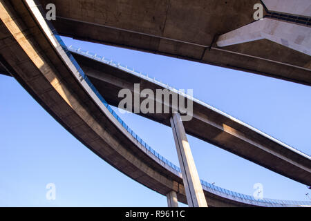 Lo sfondo del trasporto di complessità Expressway bridge Foto Stock