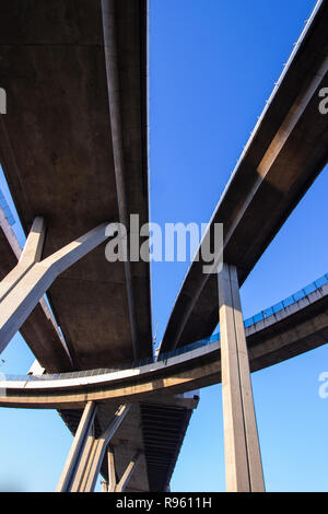 Lo sfondo del trasporto di complessità Expressway bridge Foto Stock