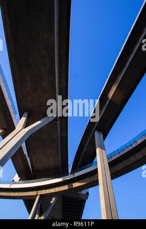 Lo sfondo del trasporto di complessità Expressway bridge Foto Stock