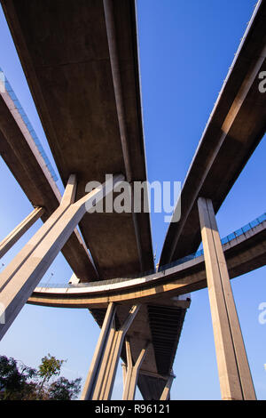 Lo sfondo del trasporto di complessità Expressway bridge Foto Stock