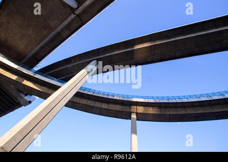 Lo sfondo del trasporto di complessità Expressway bridge Foto Stock