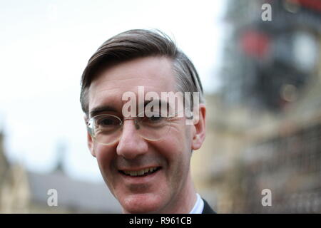 Giacobbe Rees-Mogg in piedi al di fuori del Parlamento, Westminster, London REGNO UNITO IL 17 APRILE 2018. Giacobbe aveva dato il suo consenso per queste fotografie da adottare. La ricerca europea gruppo. ERG. Foto Stock