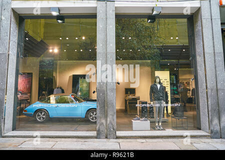 Milano, Italia - circa novembre, 2017: shopfront di una Porsche Design negozio a Milano. Foto Stock