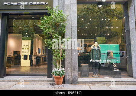 Milano, Italia - circa novembre, 2017: shopfront di una Porsche Design negozio a Milano. Foto Stock