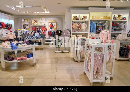 Milano, Italia - circa novembre, 2017: abbigliamento sul display in corrispondenza dello spazio store a Milano. GAP è un americano in tutto il mondo di capi di abbigliamento e accessori rivenditore. Foto Stock