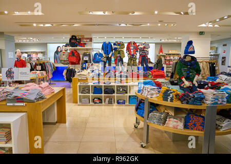 Milano, Italia - circa novembre, 2017: abbigliamento sul display in corrispondenza dello spazio store a Milano. GAP è un americano in tutto il mondo di capi di abbigliamento e accessori rivenditore. Foto Stock