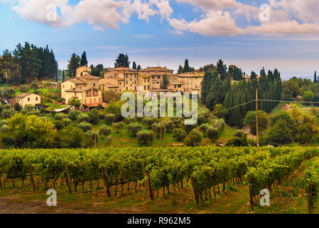 Vista sul borgo di Fonterutoli su sunrise. È il vecchio bastione di Castellina in Chianti in provincia di Siena. Toscana. L'Italia. Foto Stock