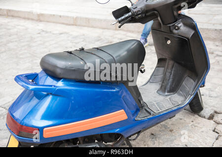 Un veicolo di polizia è visto parcheggiato al lato della strada. Il colore del veicolo è di colore blu. La strada in vista sullo sfondo. Foto Stock