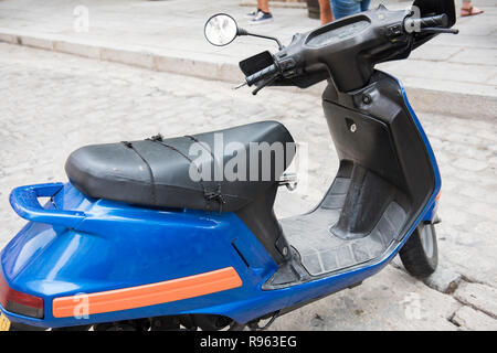 Un veicolo di polizia è visto parcheggiato al lato della strada. Il colore del veicolo è di colore blu. La strada in vista sullo sfondo. Foto Stock