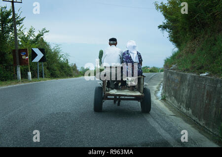 Un asino carrello riding da parte di anziani l uomo e la donna sulla strada nel sud-est dell'Albania, 7 settembre 2018. (CTK foto/Libor Sojka) Foto Stock