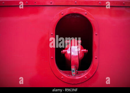 Immagine ravvicinata di un vecchio serbatoio di bus il tappo del foro di rifornimento. Foto Stock