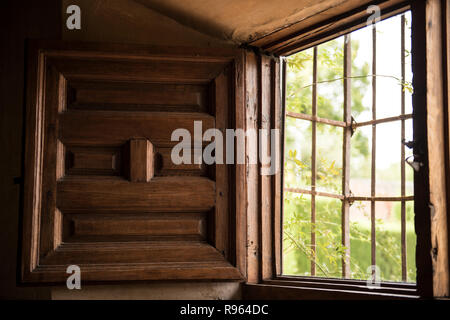 Una finestra in legno closeup può essere visto. Il design è moderno e architettura di giorno e barre di ferro può essere visto a esso collegati. Lussureggianti alberi verdi sono considerati unità organizzativa Foto Stock