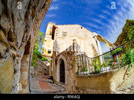 Vecchia architettura tradizionale di Eze village, torre della chiesa e la porta principale di accesso della città in Francia Foto Stock