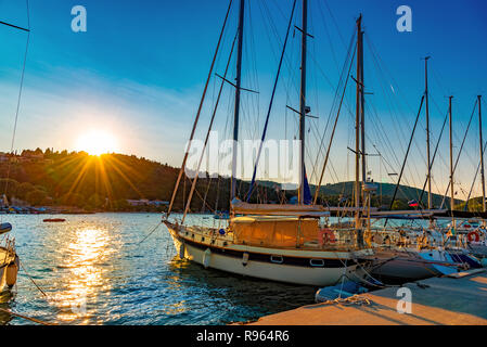 Bellissima alba su porta Nydri, tradizionale greco per barche a vela illuminato dalla luce del mattino in Lefkada isola Foto Stock