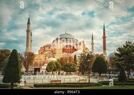 Vista del Museo Hagia Sophia da Sultanahmet Park. Istanbul, Turchia - 19 settembre 2018. Foto Stock