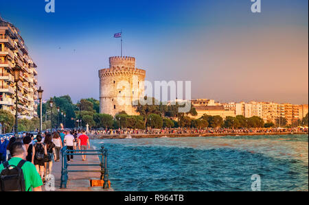 Colorato tramonto sulla città Salonicco in vacanza estiva, con i turisti a camminare verso il centro della città in Grecia Foto Stock