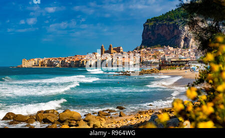 Vista panoramica di Cefalù città con case tradizionali sul mare e la famosa spiaggia in una giornata di sole, isola di Sicilia, Italia Foto Stock