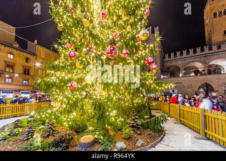 BOLOGNA, Italia - 10 dicembre 2018: la gente a piedi in Piazza Maggiore decorato con le luci di Natale e albero Foto Stock