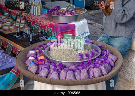 Eze, Nice, Francia - 10 Ottobre 2018: essiccati fiori di lavanda, fatto a mano oggetti decorativi per la vendita al mercato locale in Francia, lavanda in sacchetti, Laven Foto Stock