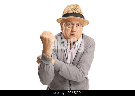 Angry Man senior gesti con le mani isolati su sfondo bianco Foto Stock