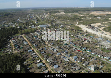 Vladimir regione, la Russia. 9 maggio 2013. Villaggio Melekhovo dall'aria Foto Stock