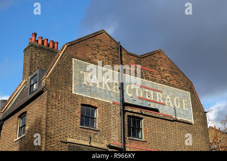 Prendete coraggio Brewery vintage segno di annuncio sul lato della costruzione di mattoni nella Borough di Southwark nel sud di Londra Inghilterra REGNO UNITO KATHY DEWITT Foto Stock