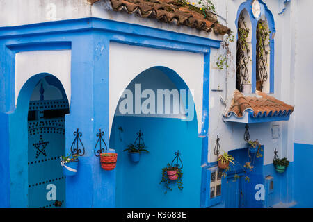 Parete decorata a Chefchaouen città in Marocco Foto Stock